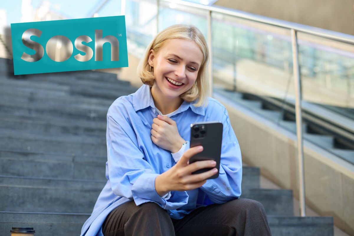 Femme dans escalier avec smartphone sourit devant le tout nouveau forfait mobile de Sosh